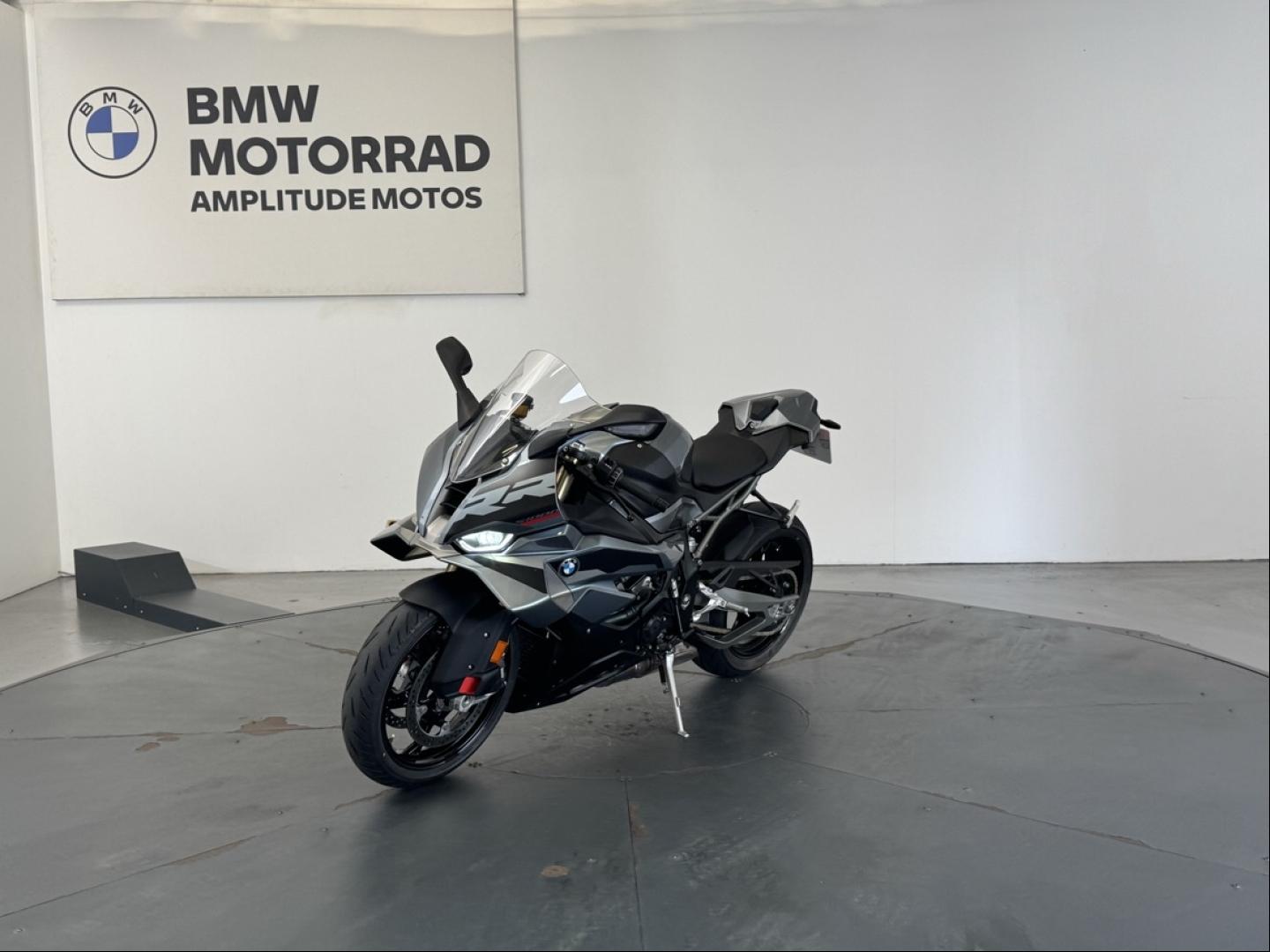BMW S